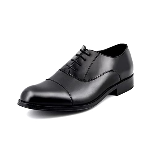 Le francesine sono un'alternativa raffinata alle classiche scarpe stringate. Caratterizzate dalla chiusura con lacci e dalla punta allungata, si distinguono per l'eleganza discreta che offrono all'outfit.