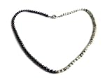 Verwandlungsstück 3 in 1. Edelsteinkette mit Onyx und Dendritenopal. Dazu ein wunderschön schimmernder Glasanhänger. Und zum Wechseln eine silberfarbene geknüpfte Lederkette mit Karabinerverschluss. Und natürlich können Sie an beide Ketten auch entsprechend andere Anhänger tragen. Kugelgröße: 6 mm. Glasanhänger: 7 cm. Gesamtlänge Edelsteinkette: 63 cm. Länge Lederkette: 46 cm.