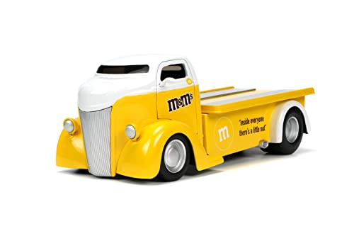 M&M's 1:24 1947 Ford Coe Flatbed Die-Cast Car & 2.75" Yellow Figure, Toys For Kids And Adults #TOP3