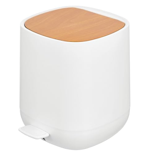 mDesign Cubo de basura con pedal para baño, cocina o dormitorio, 5 litros, pequeño cubo de basura de plástico, moderno con cubo interior extraíble y tapa de bambú, color blanco y marrón