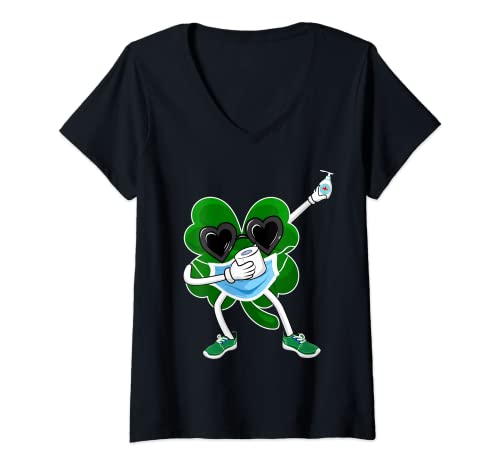 Mujer St Patricks Day Dabbing Shamrock In A Mask hombres mujeres Camiseta Cuello V