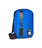 La Square Shoulder Bag Inter è pensata per accompagnarti nei tuoi spostamenti quotidiani con praticità e stile. Compatta e funzionale, è ideale per chi vuole avere tutto a portata di mano senza rinunciare alla propria identità neroazzurra.