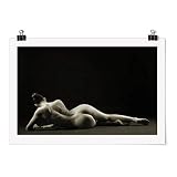 Bilderwelten Poster - Lying Woman - Paysage 2:3 Fini satiné Autocollant 20 x 30cm