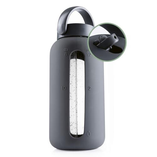 GOURMETmaxx Trinkflasche aus Glas mit Silikonhülle & Strohhalm - 800ml | Wasserflasche inkl. Henkel & Zeitmarkierung | Spülmaschinengeeignete & auslaufsichere Glasflasche | Ideal für Sport, Büro