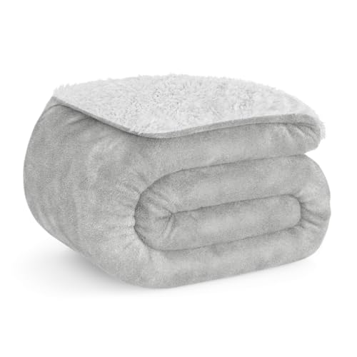 Don Descanso - Manta para Sofá Invierno Grande (150x200cm) Microfibra Suave, Cálida, Lavable a Máquina, Resistente a Las Arrugas. Manta Borreguito para Cama 90/105 o Sofá Gris Claro