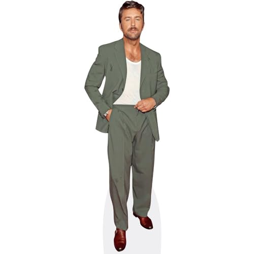 Brandon Sklenar (Suit) tamano natural