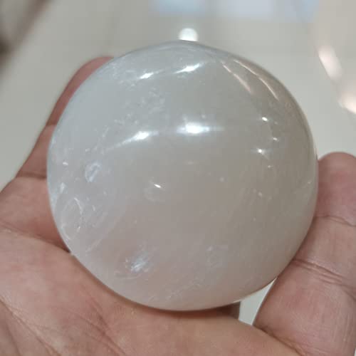 Sélénite blanche 60mm : massage et lithothérapie avec une sphère de gypse