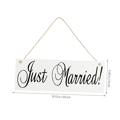 Pasillo de bodas decorado con accesorios fotográficos de madera elegantes 7