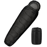 【Impermeable y Transpirable】 El saco de dormir con diseño con capucha ofrece mucho espacio. La superficie exterior está hecha de poliéster 190T duradero e impermeable, algodón suave hilado como relleno, transpirable. El material impermeable del saco de dormir para exteriores significa que no tienes que preocuparte por el clima húmedo. No tiene que preocuparse de que los diferentes ambientes húmedos afecten la calidad de su sueño.