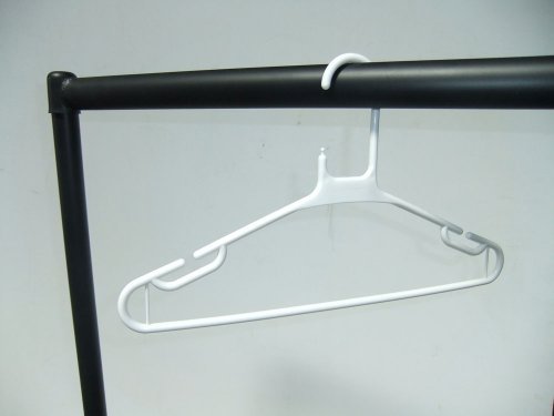 The Shopfitting Shop Robuster Kleiderständer, 4 ft x 5 ft mit 100 weiß Superior Qualität Kunststoff Kleiderbügel