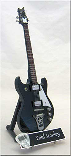 PAUL STANLEY Guitare Miniature avec médiator KISS - Les Beatles, Paul McCartney, John Lennon, RIngo Starr, George Harrison PAUL STANLEY Guitare Miniature avec médiator KISS