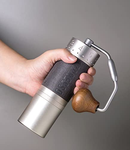 Foto von 1Zpresso J-Max S Manuelle Kaffeemühle Silber mit beschichtetem, konischem Grat, Magnetschnäpper Tasse Kapazität 40g, numerisch verstellbar Feineinstellung, schnellere Mahleffizienz, ideal für Espresso