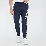Realizzati in 100% poliestere, i pantaloni PANT OSAKA presentano una struttura slim fit con gamba leggermente svasata verso la caviglia. Il tessuto tecnico con trama a nido d’ape garantisce traspirabilità e resistenza, mentre la vita elasticizzata con coulisse interna assicura una calzata personalizzabile. Due tasche laterali e una tasca frontale con zip custodiscono piccoli oggetti in sicurezza; le cerniere posizionate alle estremità della gamba facilitano la vestibilità e la seduta. Le cuciture di rinforzo lungo i fianchi aumentano la durata del capo, completate dal logo Legea applicato in rilievo per un dettaglio di carattere.