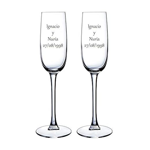 Regalo personalizable: Copas de cava grabadas con los nombres o textos que tú quieras.