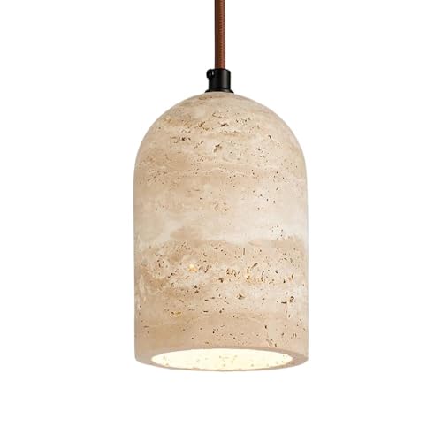 Lustre vintage en travertin jaune pour illuminer un îlot de cuisine sombre