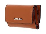 gioielli calvin klein shop online Questo Calvin Klein borsa convince sia visivamente che praticamente. Tutte le tue carte, immagini e contanti saranno ben strutturati nei numerosi scomparti. L'alta qualità del materiale rende il tuo gioiello un compagno elegante nella vita di tutti i giorni. Dimensioni: 12 x 8,5 x 5 cm