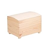 Una grande cassapanca in legno naturale per conservare le lettere.