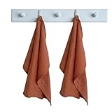 Asciugamani da cucina in lino lavato con orli creati in lino francese nelle dimensioni 5 cm x 68 cm. Creati con due comodi passanti per appenderli, questi bellissimi asciugamani sono della dimensione perfetta per tutte le esigenze di asciugatura delle mani in cucina, lavanderia e bagno degli ospiti. Questi asciugamani sono creati con lo stesso lino di alta qualità dei nostri tovaglioli e quindi sono un asciugamano sottile ed elegante per asciugare le mani