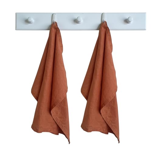 Asciugamani da cucina in lino lavato con orli creati in lino francese nelle dimensioni 5 cm x 68 cm. Creati con due comodi passanti per appenderli, questi bellissimi asciugamani sono della dimensione perfetta per tutte le esigenze di asciugatura delle mani in cucina, lavanderia e bagno degli ospiti. Questi asciugamani sono creati con lo stesso lino di alta qualità dei nostri tovaglioli e quindi sono un asciugamano sottile ed elegante per asciugare le mani