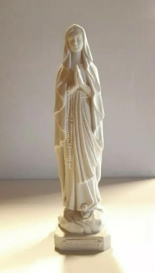 Generico ArteSacraCaravaggio Statua Madonna di Lourdes, in marmo resina bianca cm 31, per interni ed esterni, produzione artigianale italiana