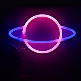 【Zwei Stromversorgungsmodi】 Planetarische Neonlichter verfügen über zwei Stromversorgungsmodi: 3 * AA-Batterien (ohne Batterien) oder Anschluss an die USB-Schnittstelle. Hinter der Leuchtreklame befindet sich ein Loch. Sie können die Planet-Leuchtreklame an die Wand hängen oder auf den Tisch oder Nachttisch stellen.