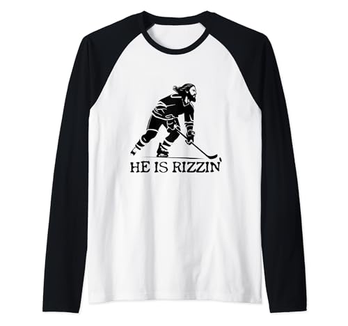 He Is Rizzin' Jesus Jugador de Hockey Stick Christian Holy Puck Camiseta Manga Raglan