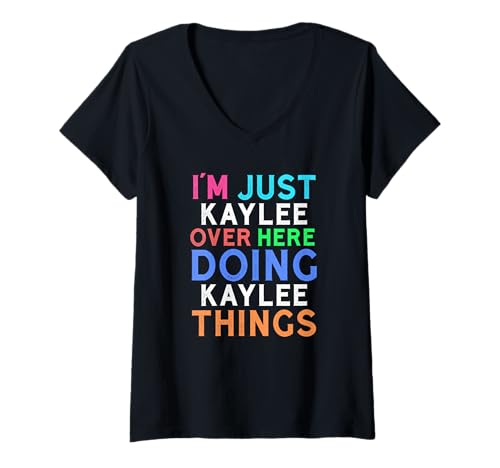 Femme Je suis juste Kaylee qui fait les choses de Kaylee, Kaylee T-Shirt avec Col en V