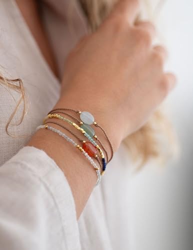 happymaker - Chakra Armband echte Steine - Perlenarmband Damen handgefertigt in Deutschland - Heilsteine Armband mit Initialen Anhänger - edle Geschenkverpackung