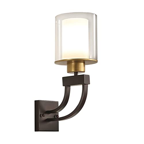 Lampe murale E27 design scandinave pour habiller l'escalier d'une villa moderne