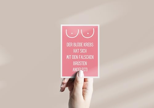 WBdesignz Motivationskarte „Der blöde Krebs hat sich mit den falschen Brüsten angelegt!“ mit Umschlag – humorvolle Mutmachkarte für Frauen, Krebskämpfer (DIN A6, Brustkrebs)