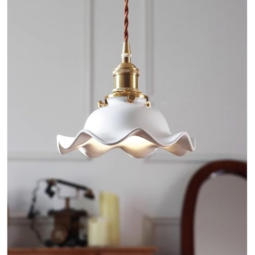 Suspension céramique plissée blanche pour remplacer une lampe de chevet encombrante