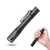 klarus P2 Stiftlampe: 1000 Lumen, 270 Meter Reichweite – Wiederaufladbar über 2 AA- oder USB-C-Akkus (Akku im Lieferumfang enthalten), IPX8-wasserdicht, kompakte EDC-Taschenlampe für Tasche