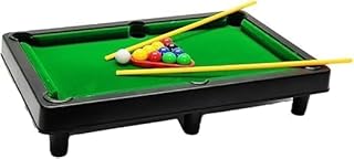 مجموعة ألعاب طاولة بلياردو سنوكر صغيرة على سطح الطاولة مع كرات وعصي بسطح من اللباد الأخضر