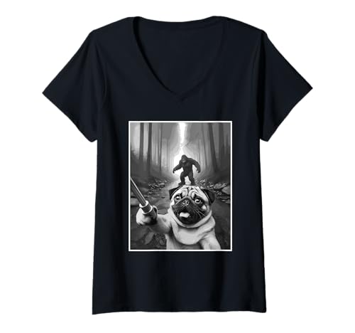 Mujer Pug Selfie Con Sasquatch En Bosque Humor Animal Bigfoot Camiseta Cuello V