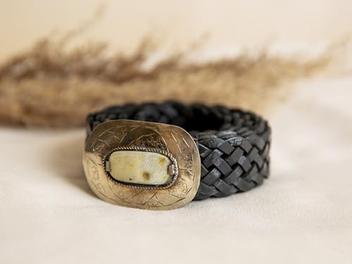 Cinturón trenzado de piel auténtica en colour Su hebilla ovalada de latón y piedra nacarada en dos tonalidades. Cierre de gancho para adaptarlo a cualquier talla.2