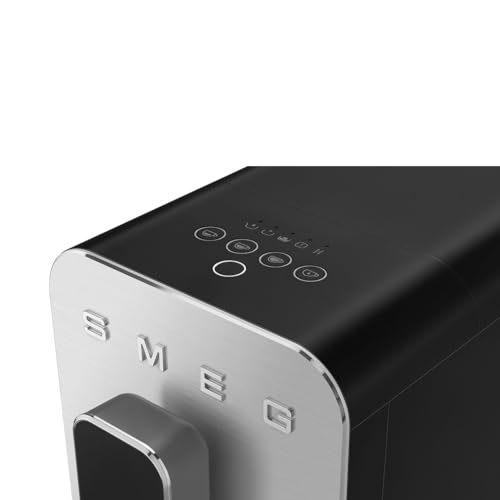 Smeg, Machine à Café Expresso Automatique BCC11BLMEU, Broyeur à grain intégré, Système Thermoblock, Réservoir d'Eau 1,4 L, Bac Récupérateur Amovible, Dimensions Compactes, 1350W, Noir