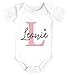 SpecialMe® Baby Body mit Namen personalisiert Herz Initiale Anfangsbuchstabe Geschenk Geburt Kurzarm Bio Baumwolle Mädchen weiß 3-6 Monate