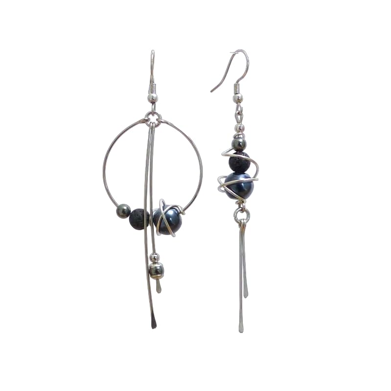 Expédié le lendemain de la commande. Boucles d'oreilles dépareillées asymétriques noir, céramique, hématite, lave et acier inoxydable.