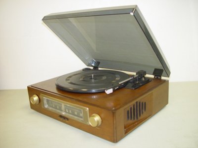 Technosonic Record Player 2 Speed 33 45 AM FM with Internal Speakers MT- PH02