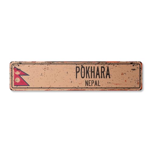 POKHARA NEPAL Letrero callejero vintage Bandera nepalí Ciudad Campo Carretera Pared Rústico