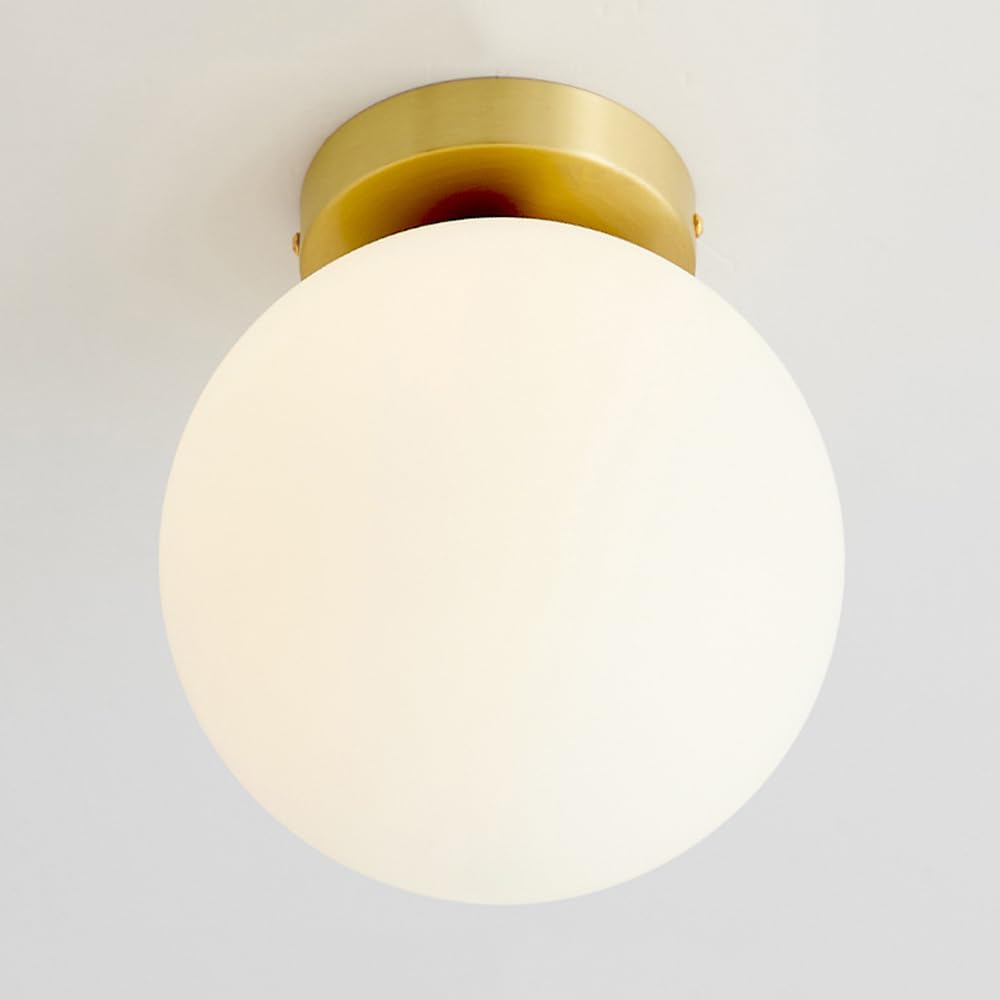 Plafonnier doré globe en verre pour illuminer un couloir sombre ou une entrée basse