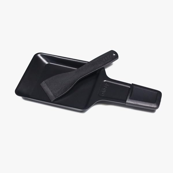 Kisag Raclette Pfännchen Karbonstahl mit ILAG Antihaftbeschichtung inkl. Raclette Spatel PTFE &PFASfrei 9×20cm spülmaschinengeeignete Raclette Pfanne Schwarz