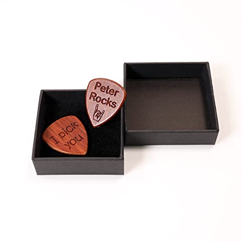 Médiator pour guitare en bois personnalisé + coffret cadeau | Concevez un présent unique | Gravure laser (Bois de santal… - Les Beatles, Paul McCartney, John Lennon, RIngo Starr, George Harrison Médiator pour guitare en bois personnalisé + coffret cadeau | Concevez un présent unique | Gravure laser (Bois de santal… – Image 5
