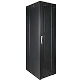 DISEÑO: Compacto, elegante y práctico armario de color negro RAL 9005. La estructura cuenta con estantes delanteros/traseros de 19" con profundidad ajustable, puesto que están montados sobre carriles que permiten su desplazamiento. Dispone de una puerta frontal de metal perforada al 70% con marco metálico y cerradura. La puerta trasera con cerradura es metálica para una mayor ventilación del interior. La cubierta superior e inferior disponen de pasacables para el fácil acceso del cableado a