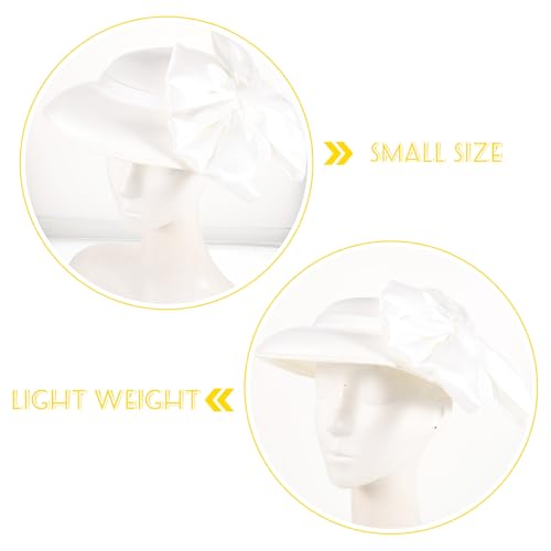 Robe de soirée chic sublimée par un chapeau de mariage blanc à fascinateur