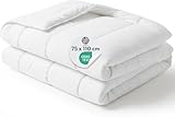 Alki Textile. Couette pour bébé 100 % microfibre douce, toucher plume. Anti acariens, respirante et hypoallergénique. Dimensions 110 x 75 cm. Certifiée Oeko Tex