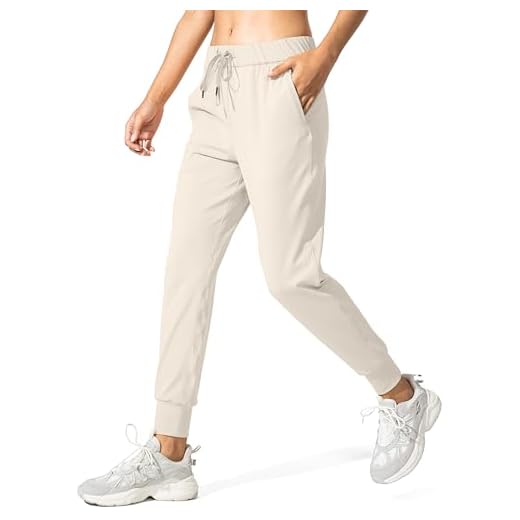 25 Cozy Winter Outfit Ideas for Women (Style Guide) Joggers