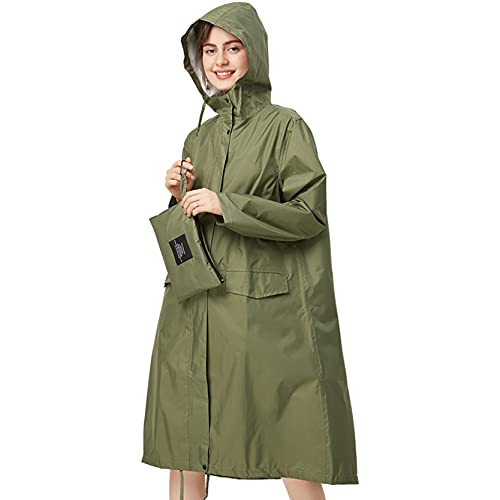 笑顔で雨具を着る女性