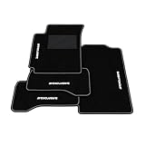 MATERIAL: Alfombrillas fabricada en moqueta de alta calidad. Resistente pero suave al tacto, garantiza una excelente durabilidad en el tiempo, a pesar del uso frecuente y diario. Inodoro, retardante de llama y fácil de lavar. El fondo de goma granulada antideslizante garantiza la adherencia al suelo y evita que el agua penetre en el coche. Confeccionado con un diseño que garantiza comodidad y elegancia. 100% Hecho en Italia.