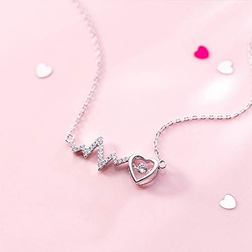 Collier rythme cardiaque pour valoriser un décolleté avec une chaîne courte